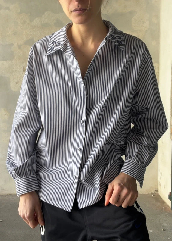Camicia a righe blu con colletto ricamato