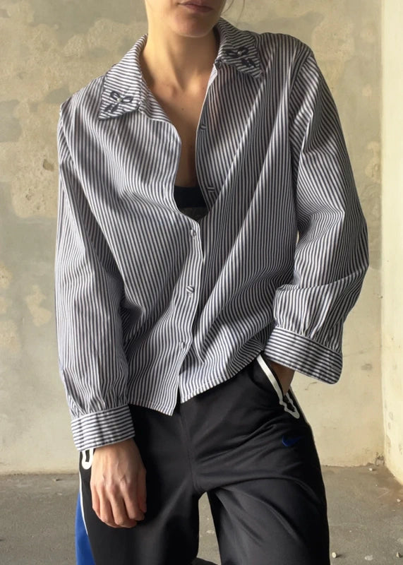 Camicia a righe blu con colletto ricamato