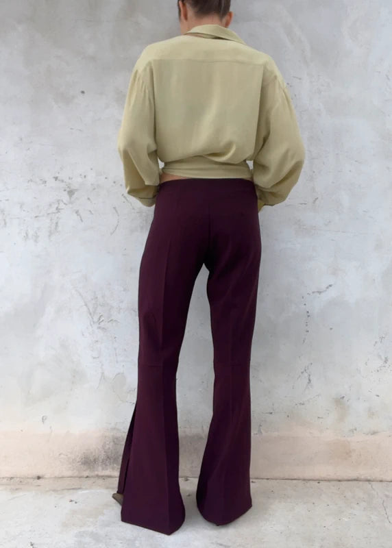 Pantaloni con spacco