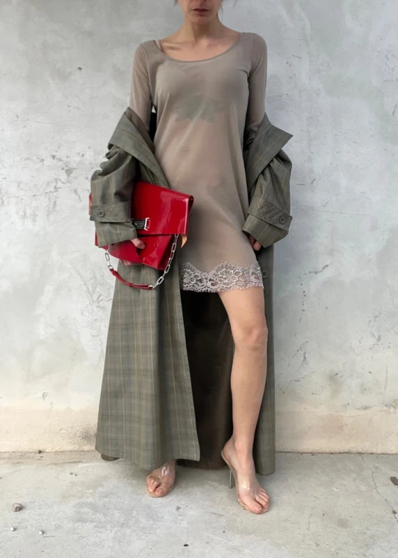 Mini abito sheer in mesh tulle con fondo pizzo