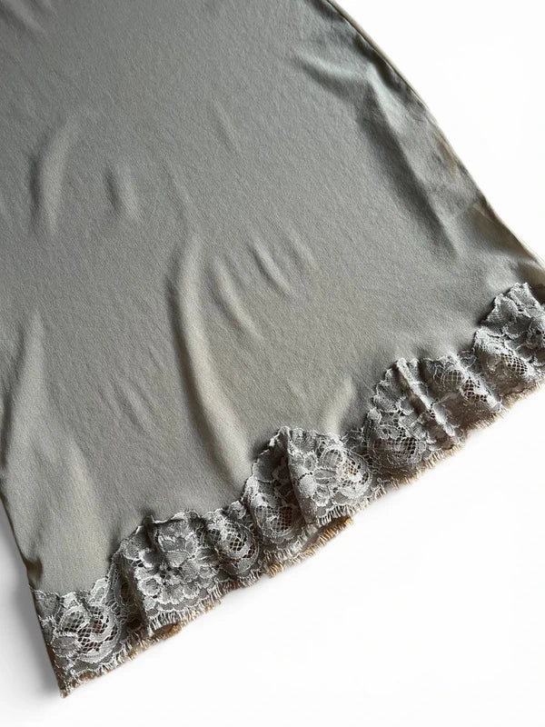 Mini abito sheer in mesh tulle con fondo pizzo
