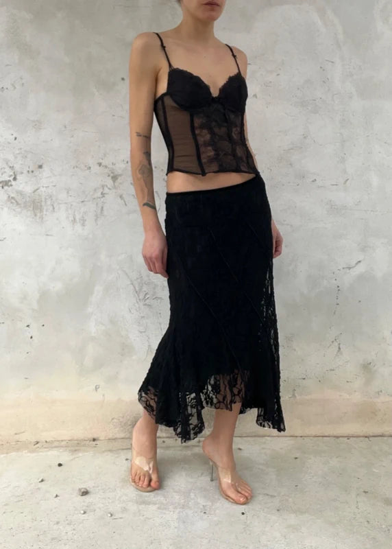 Gonna pizzo nera con tagli obliqui