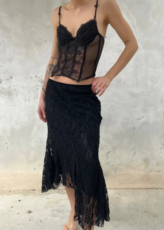 Gonna pizzo nera con tagli obliqui