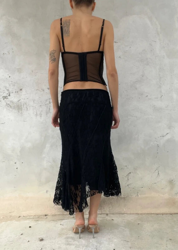 Gonna pizzo nera con tagli obliqui