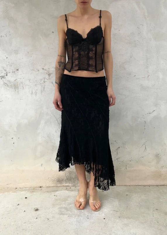 Gonna pizzo nera con tagli obliqui