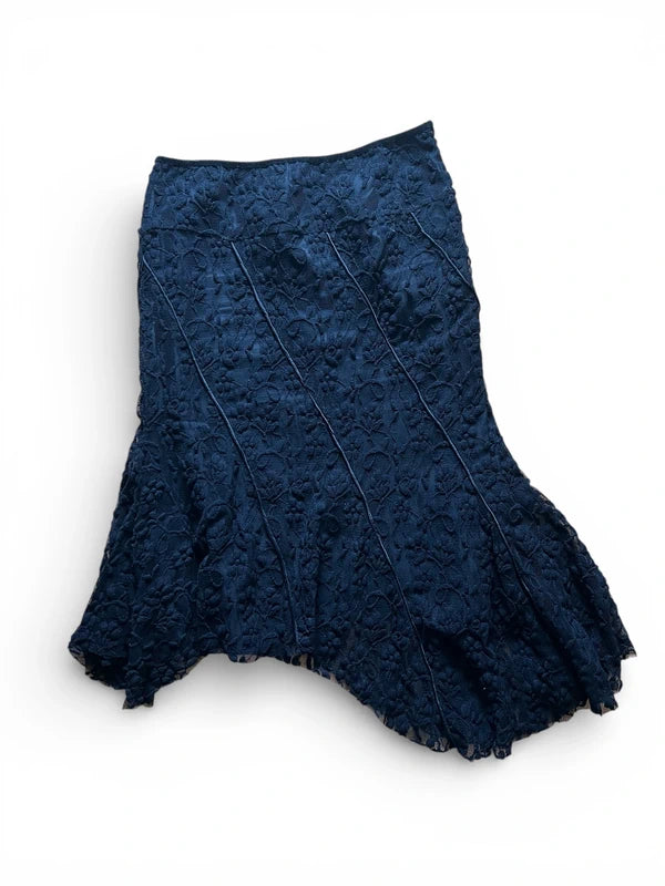 Gonna pizzo nera con tagli obliqui