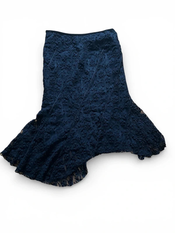 Gonna pizzo nera con tagli obliqui