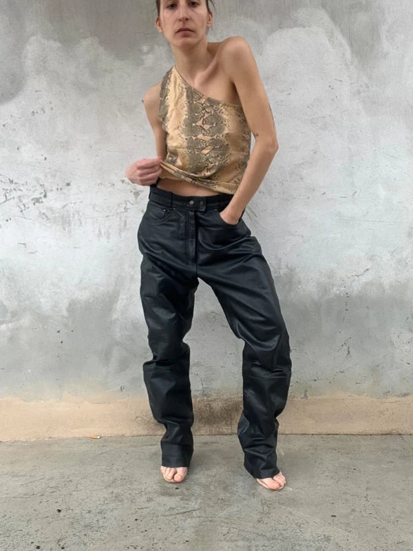 Pantaloni in pelle rigida