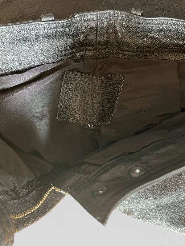 Pantaloni in pelle rigida