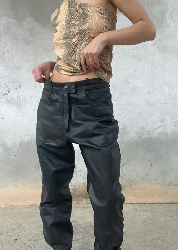 Pantaloni in pelle rigida