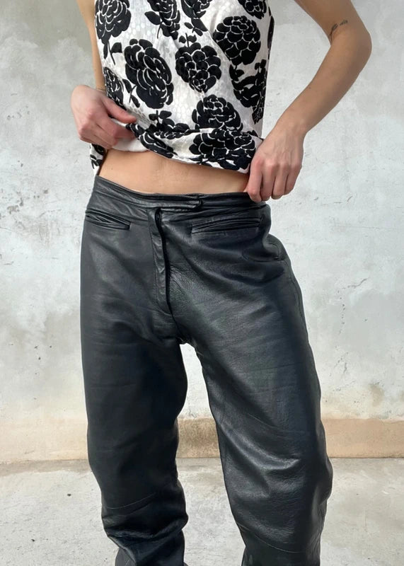 Pantaloni in pelle neri con tasche a filetto