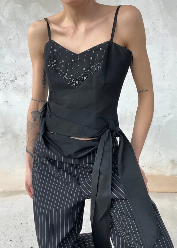 Corpetto nero con fusciacca drappeggiata