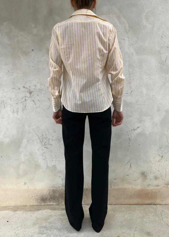 Camicia sfiancata con riga contrasto giallo chiaro