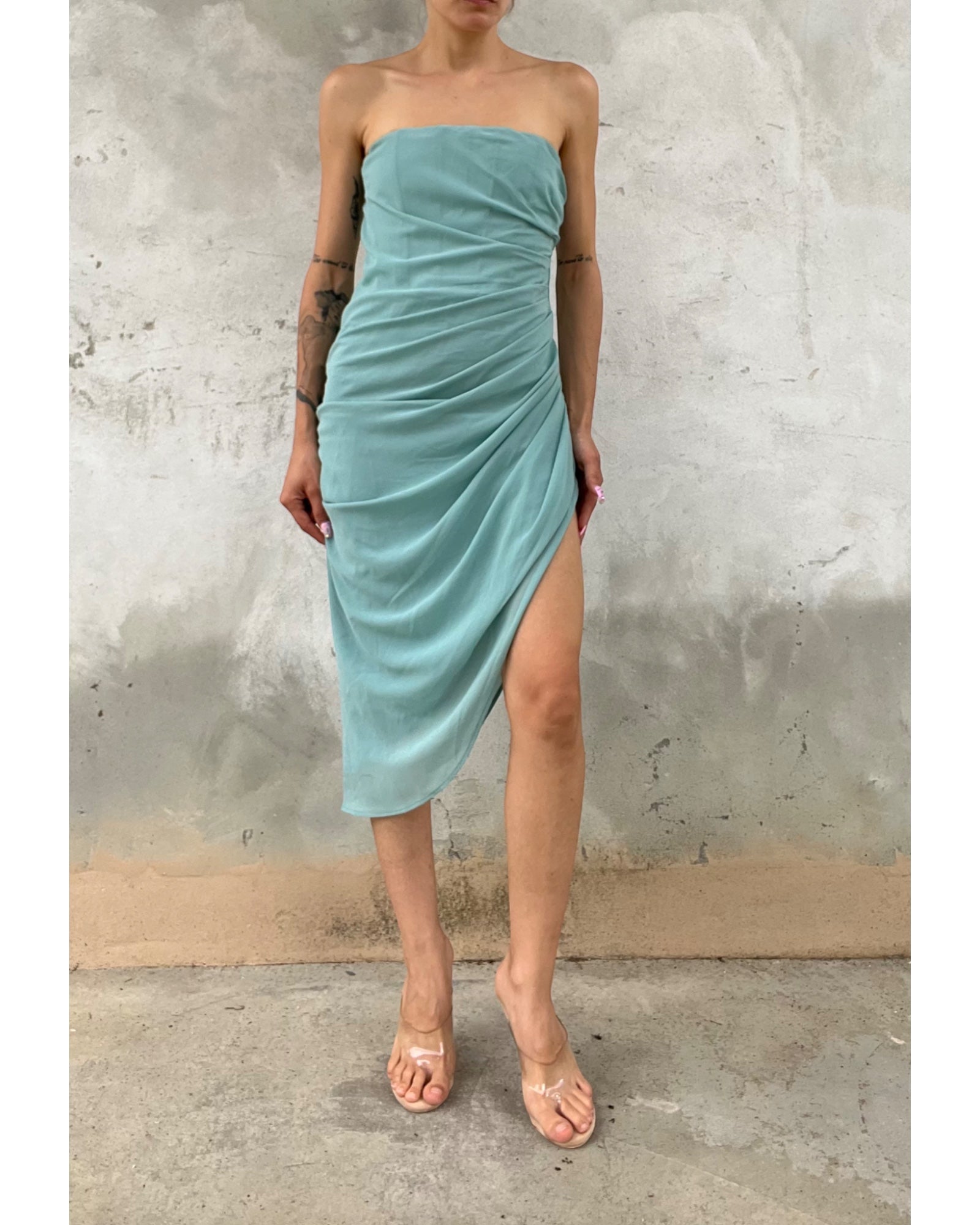 Abito azzurro drappeggiato con struttura interna