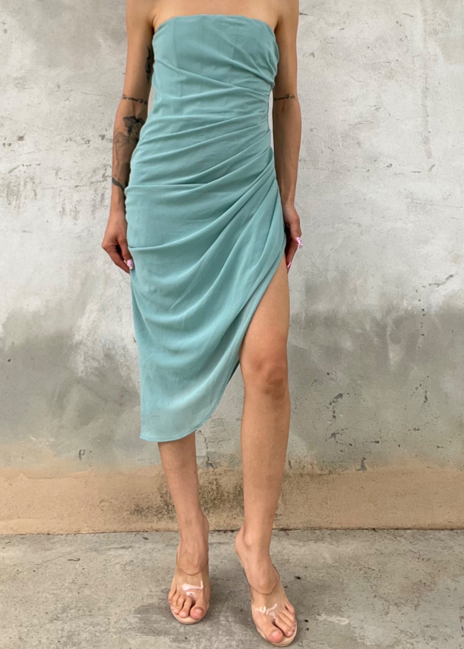 Abito azzurro drappeggiato con struttura interna