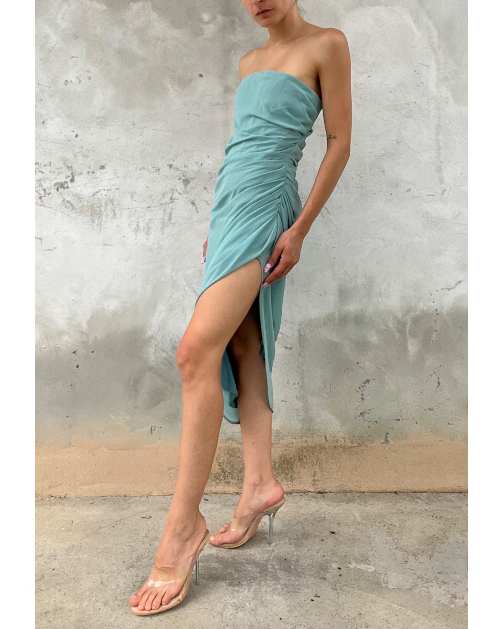 Abito azzurro drappeggiato con struttura interna