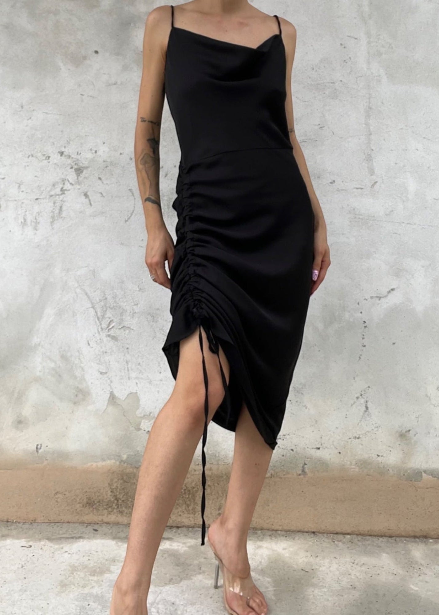 Abito nero vintage anni '90 con scollo morbido