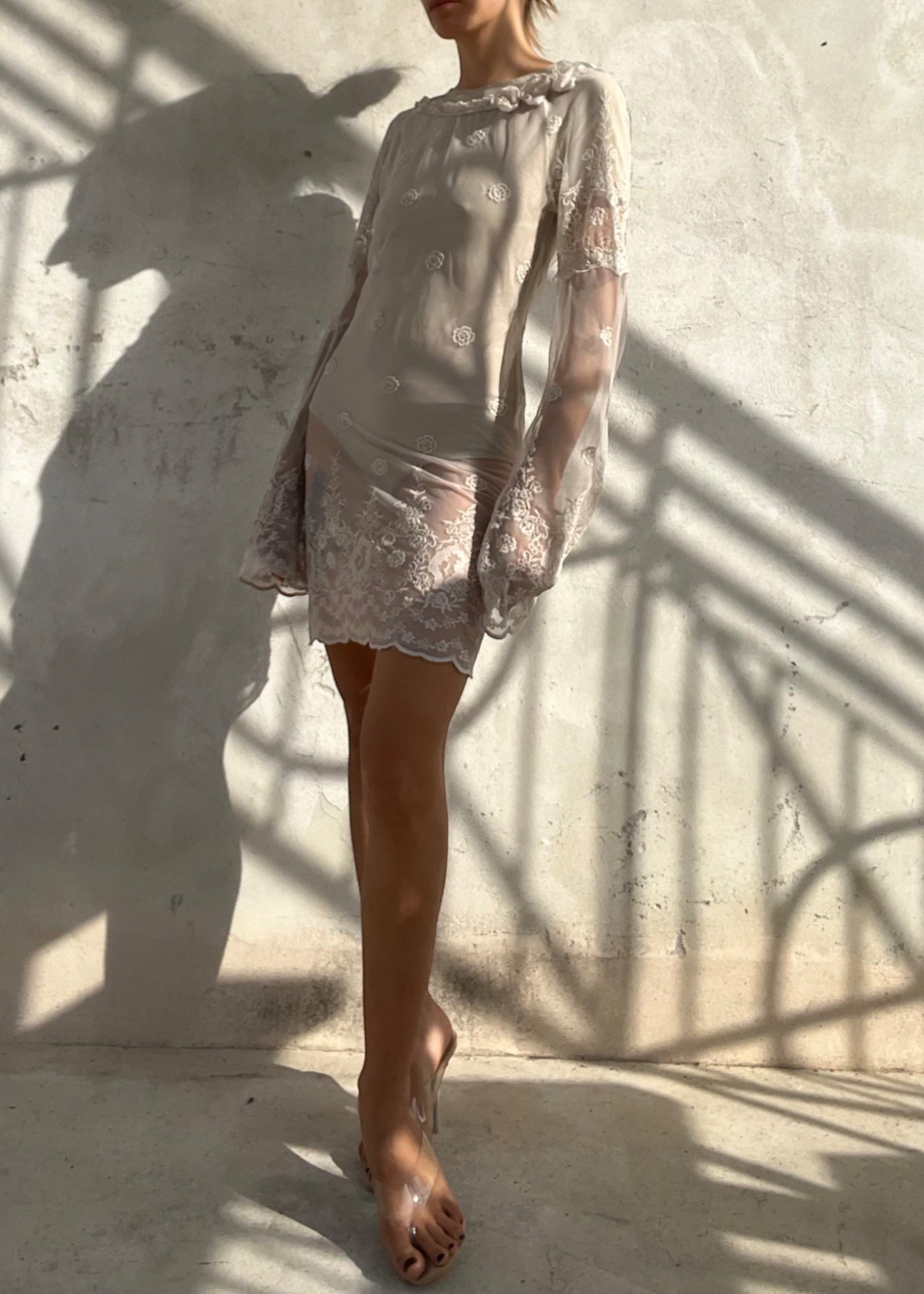Abito di pizzo trasparente a maniche lunghe