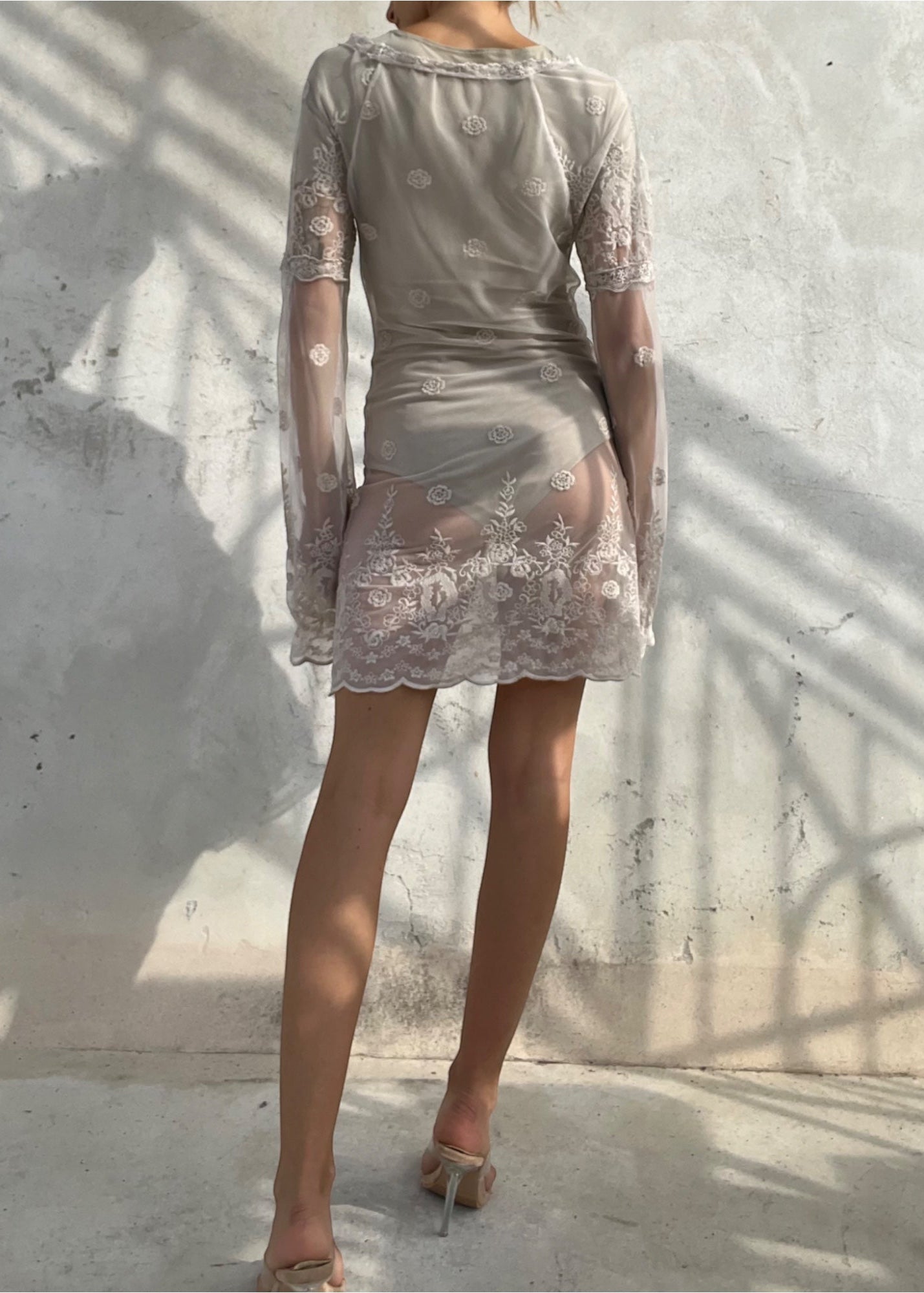 Abito di pizzo a maniche lunghe