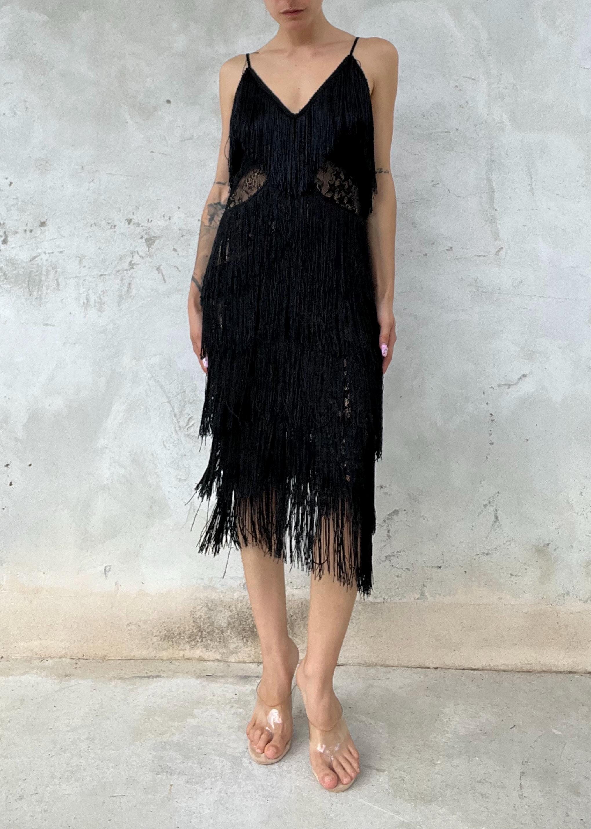 abito nero vintage con scollo a v e drappeggi