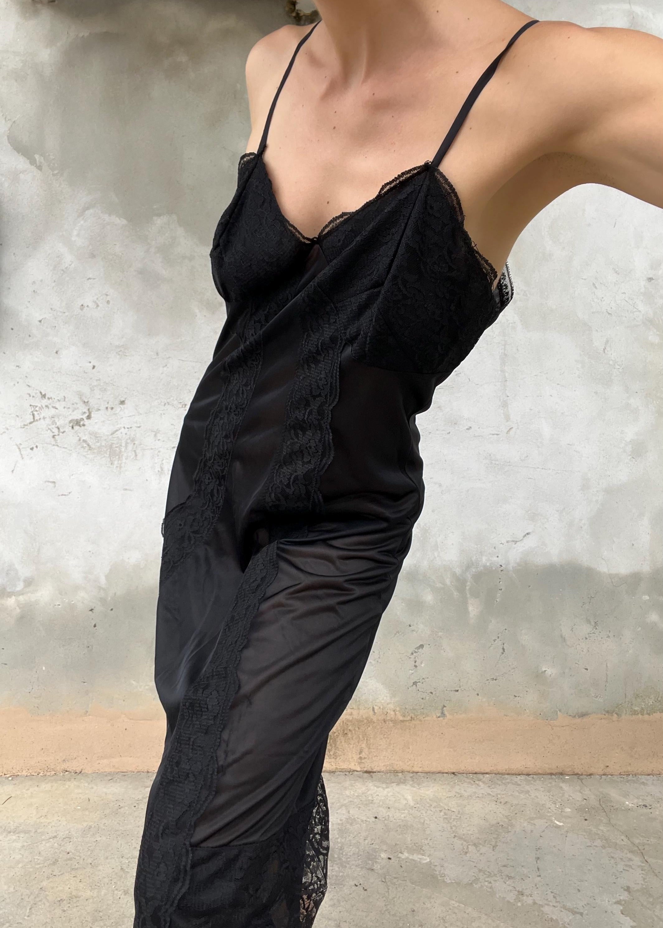 Sottoveste nera semi trasparente con coppe di pizzo 