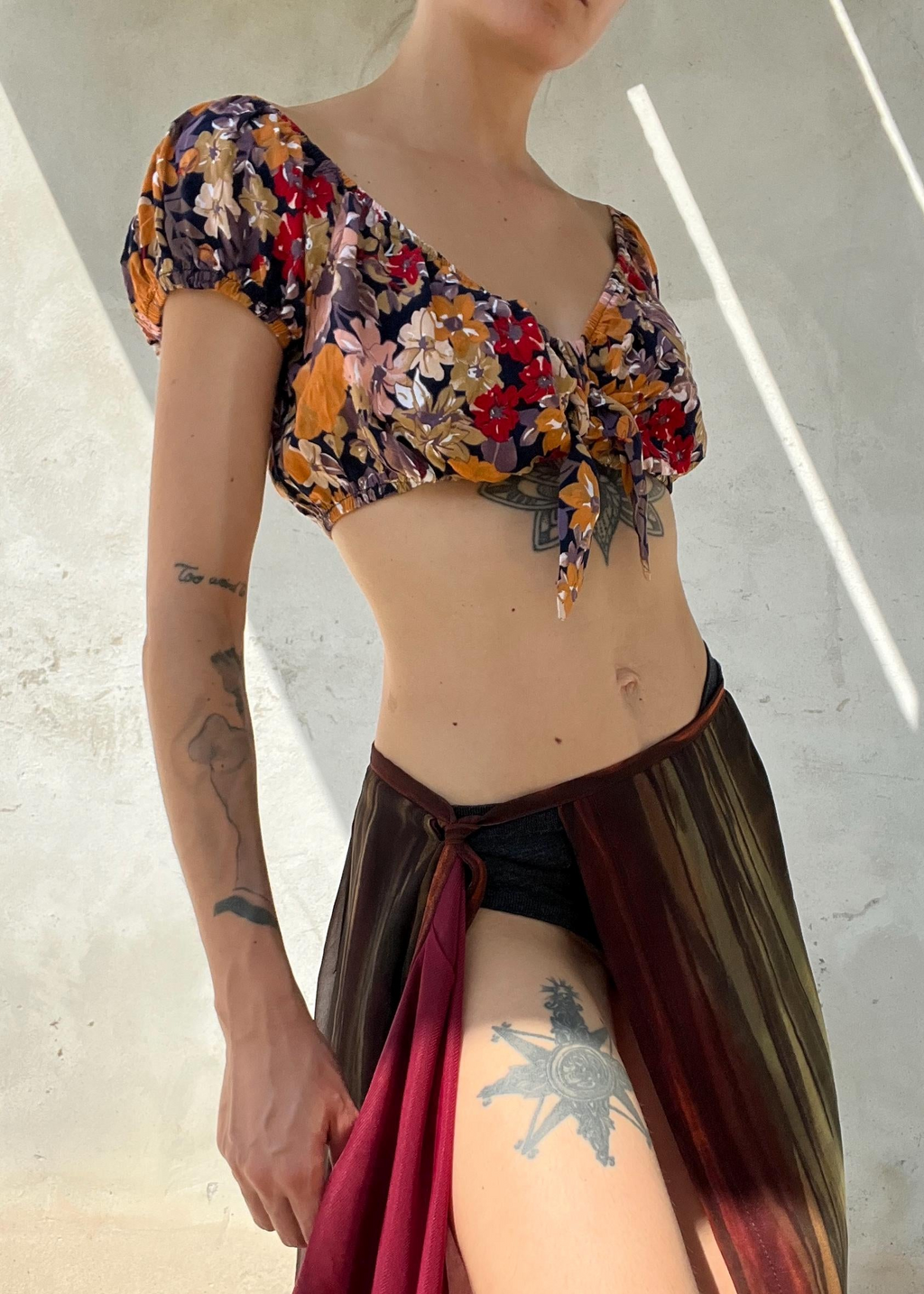 Crop top stampato rosso arancione e nero, arricciato con fiocco centrale