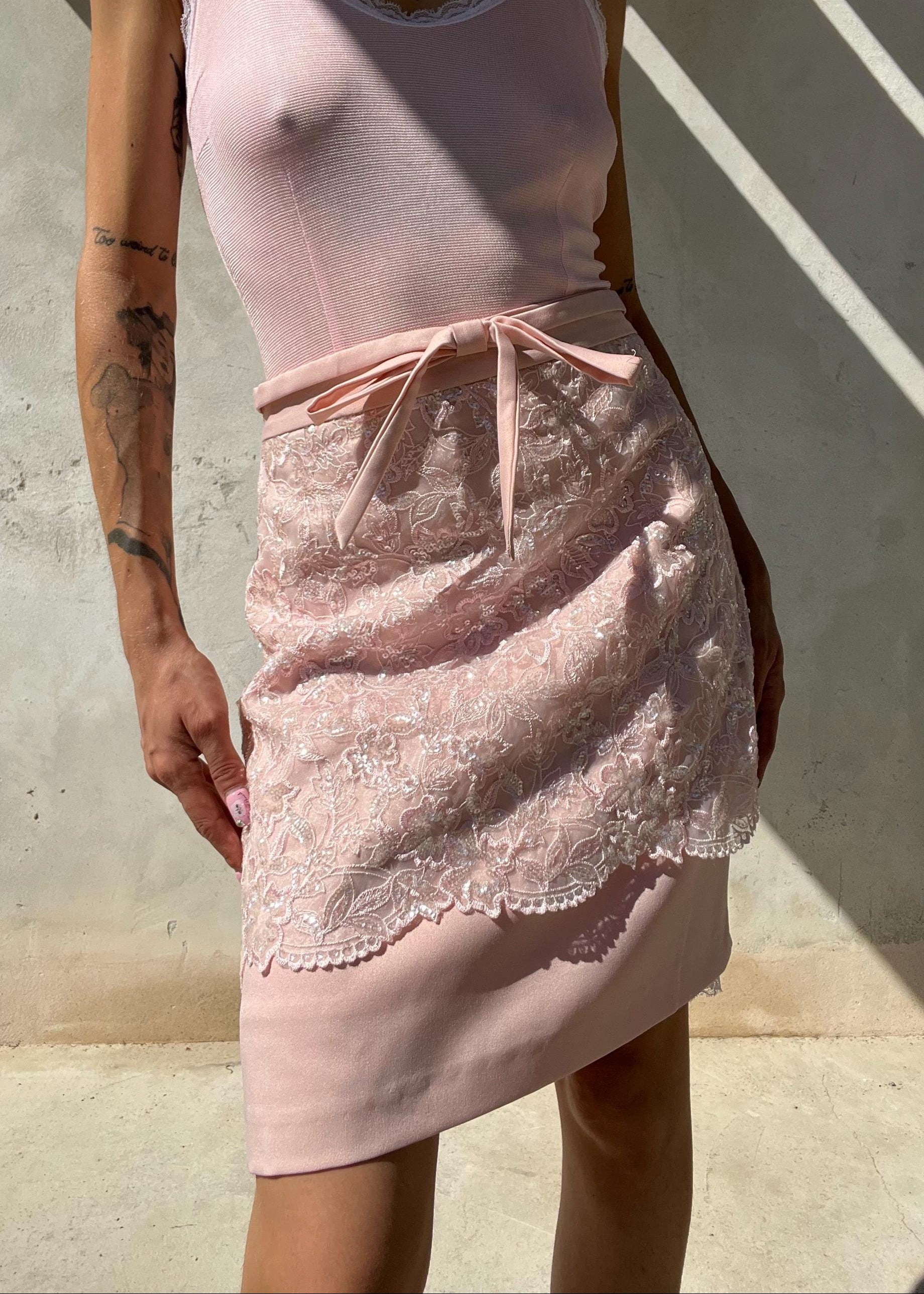 Mini gonna rosa con pizzo e paillettes