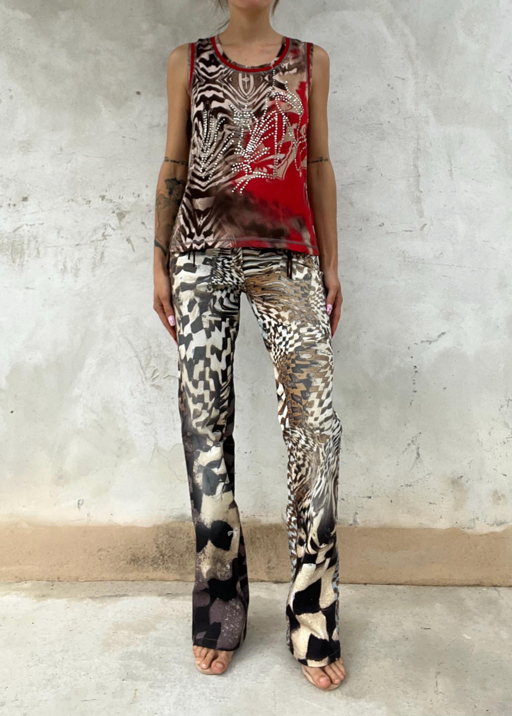 top in mesh rosso e nero con fantasia astratta