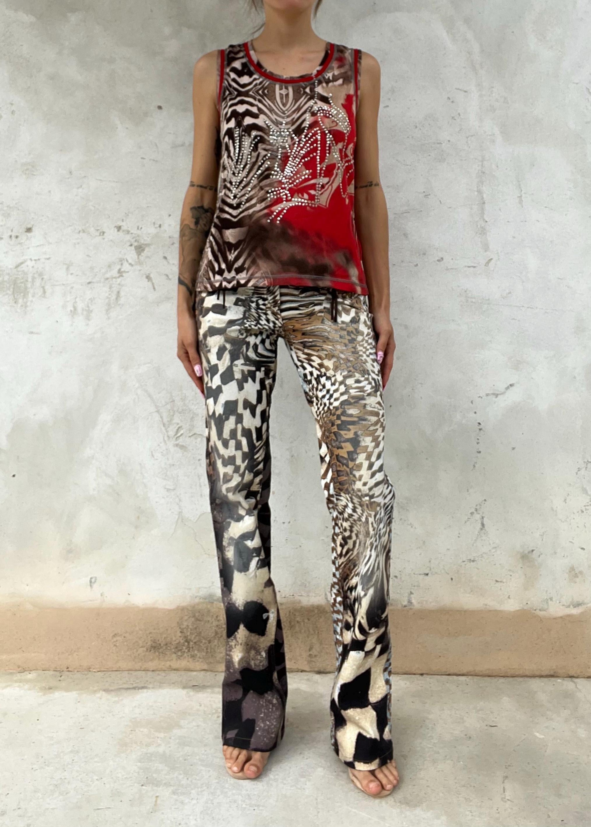 top in mesh rosso e nero con fantasia astratta