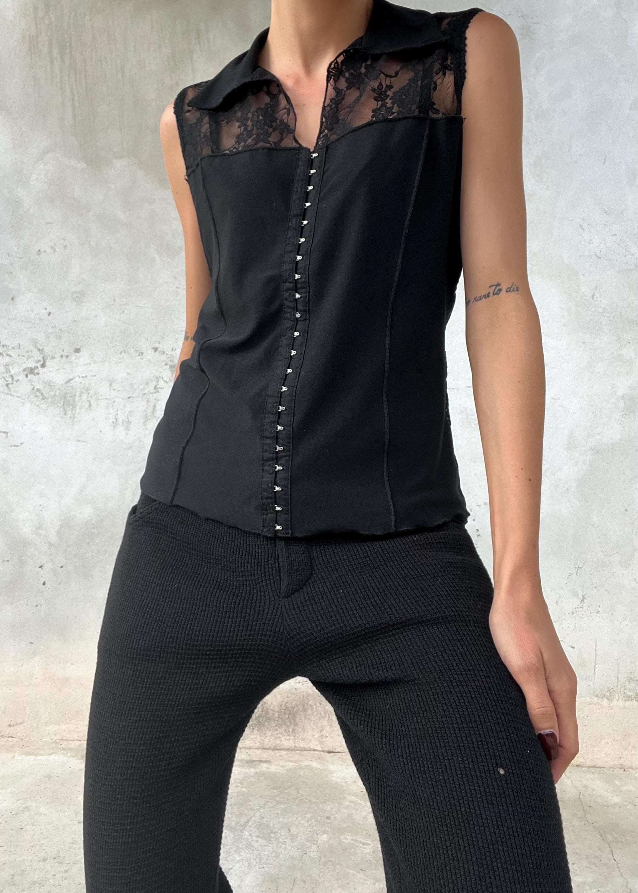top nero con fantasia floreale