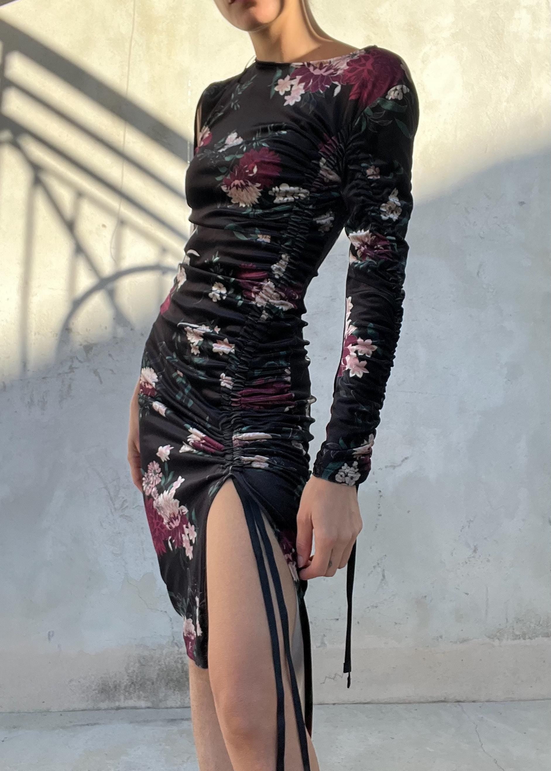 Abito nero in ciniglia stampato fantasia floreale