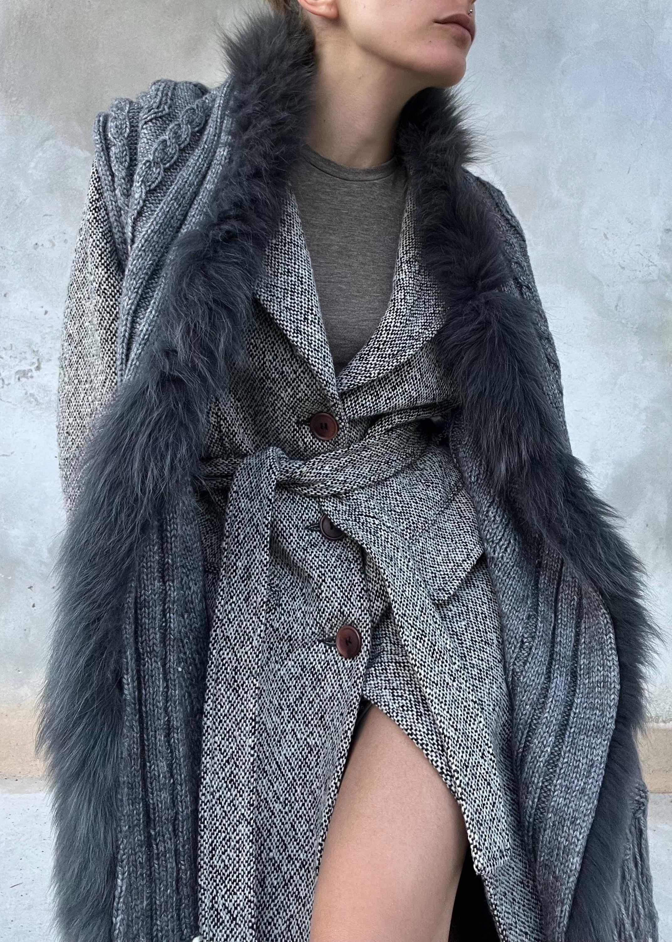 Cardigan grigio con frangie e bordo pelliccia sintetica