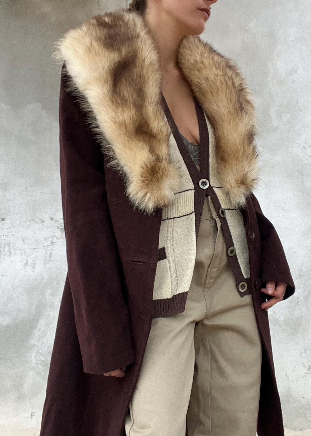 Cappotto marrone y2k con collo visone chiaro