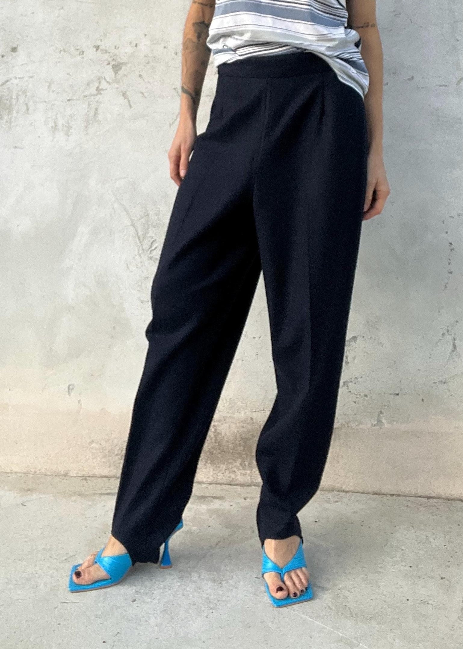 Pantaloni classici blu con ghetta