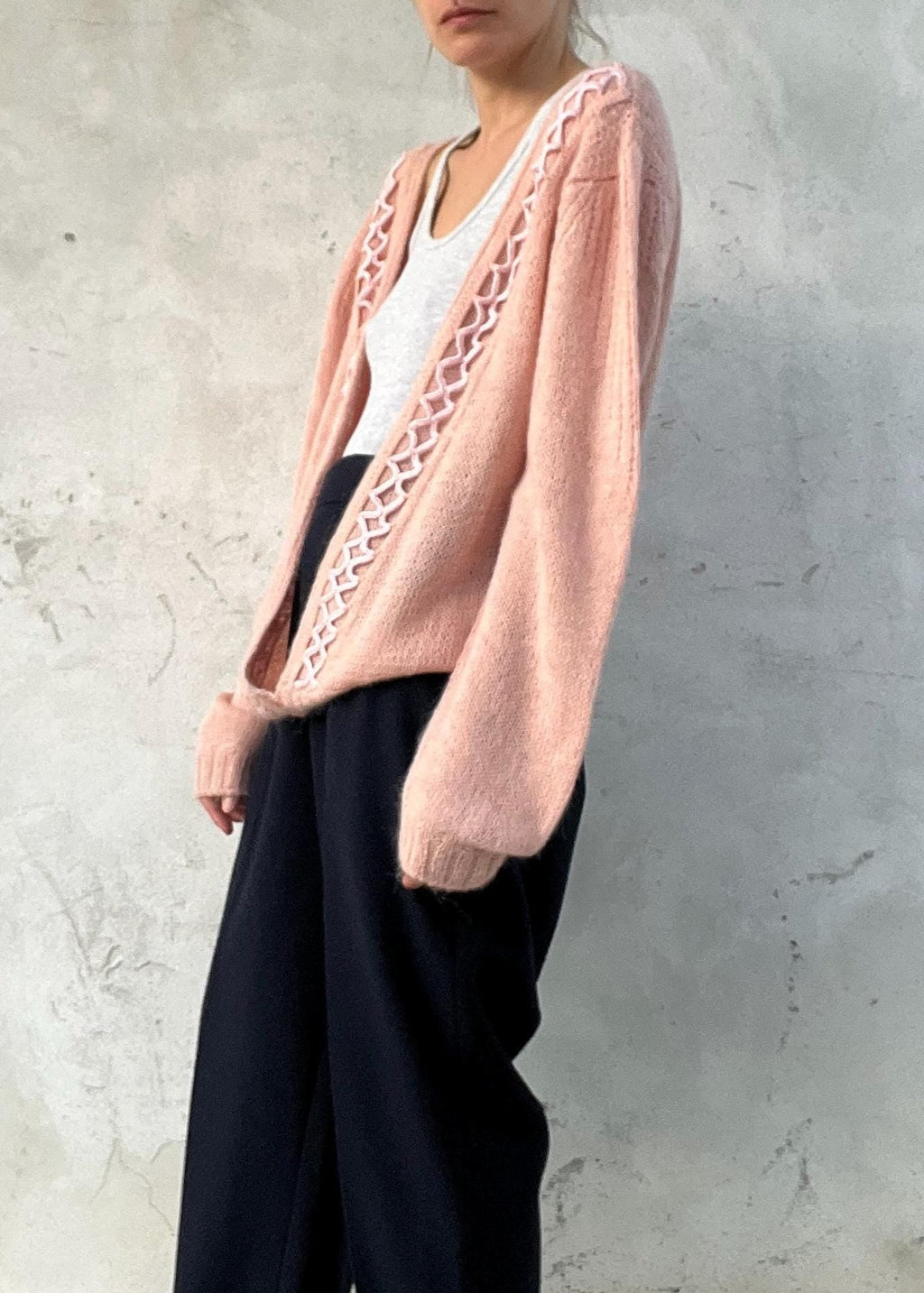 Cardigan vintage rosa con intreccio