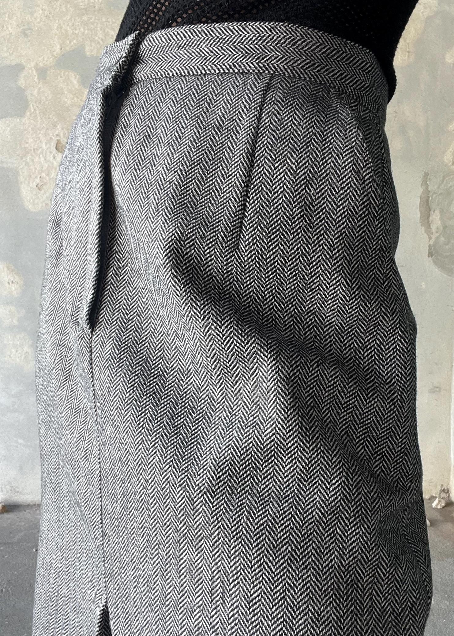 Gonna invernale midi con tessuto spina di pesce