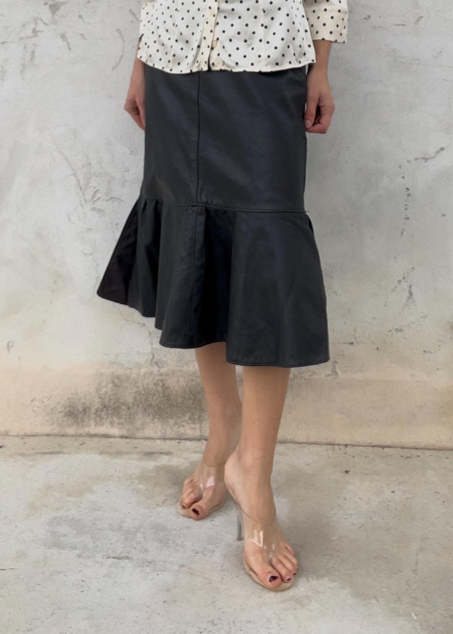 Gonna pelle nera con balza al fondo