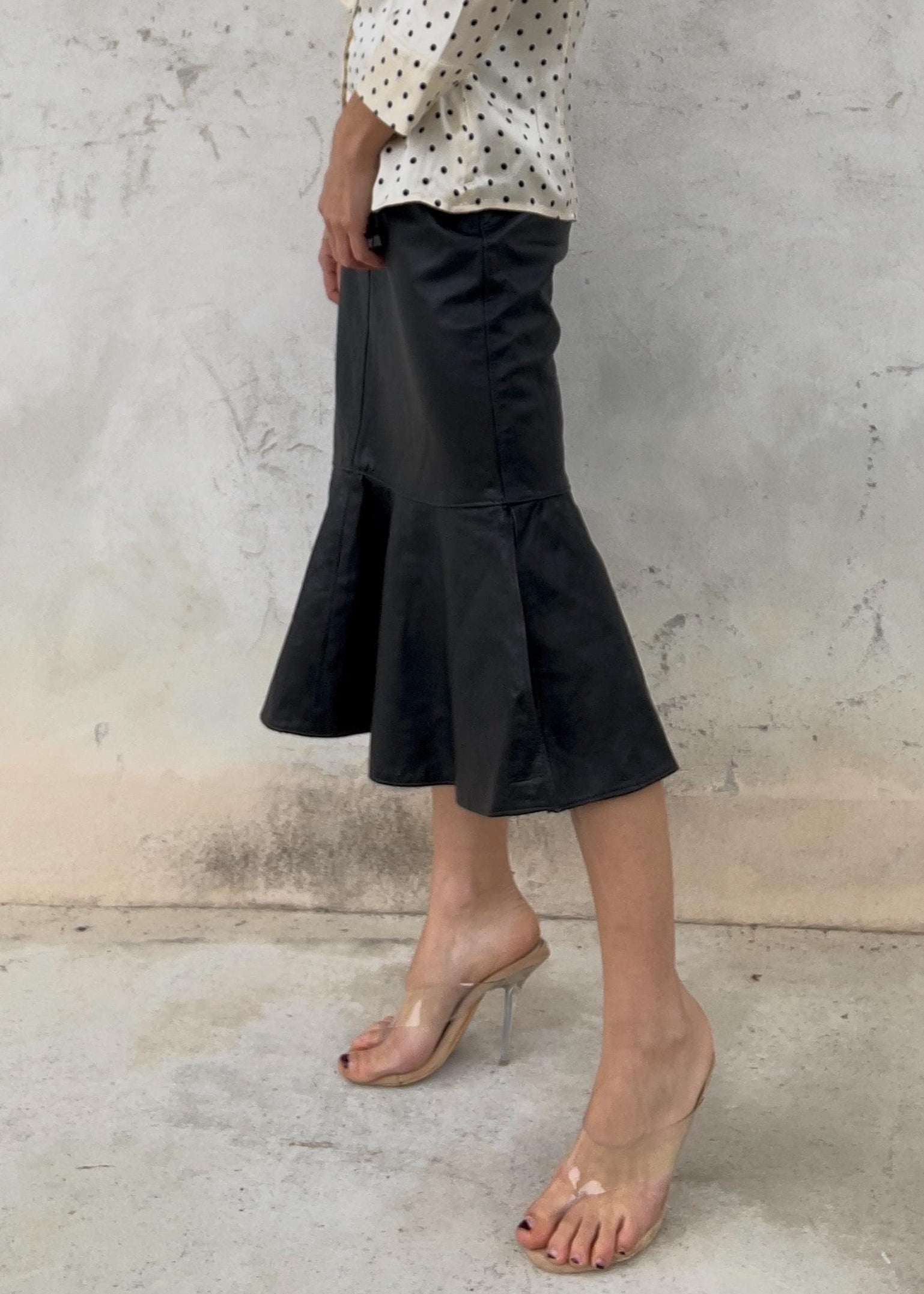 Gonna pelle nera con balza al fondo