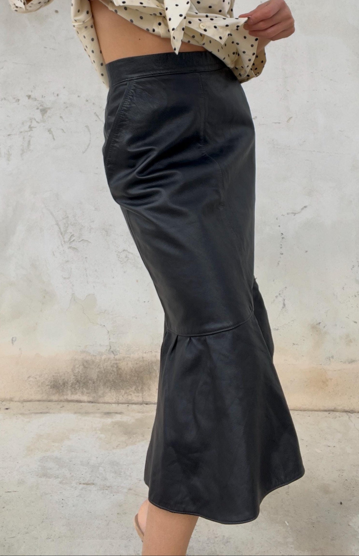 Gonna pelle nera con balza al fondo