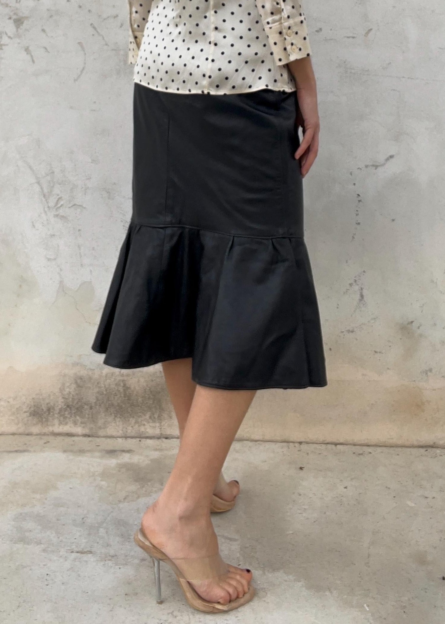 Gonna pelle nera con balza al fondo