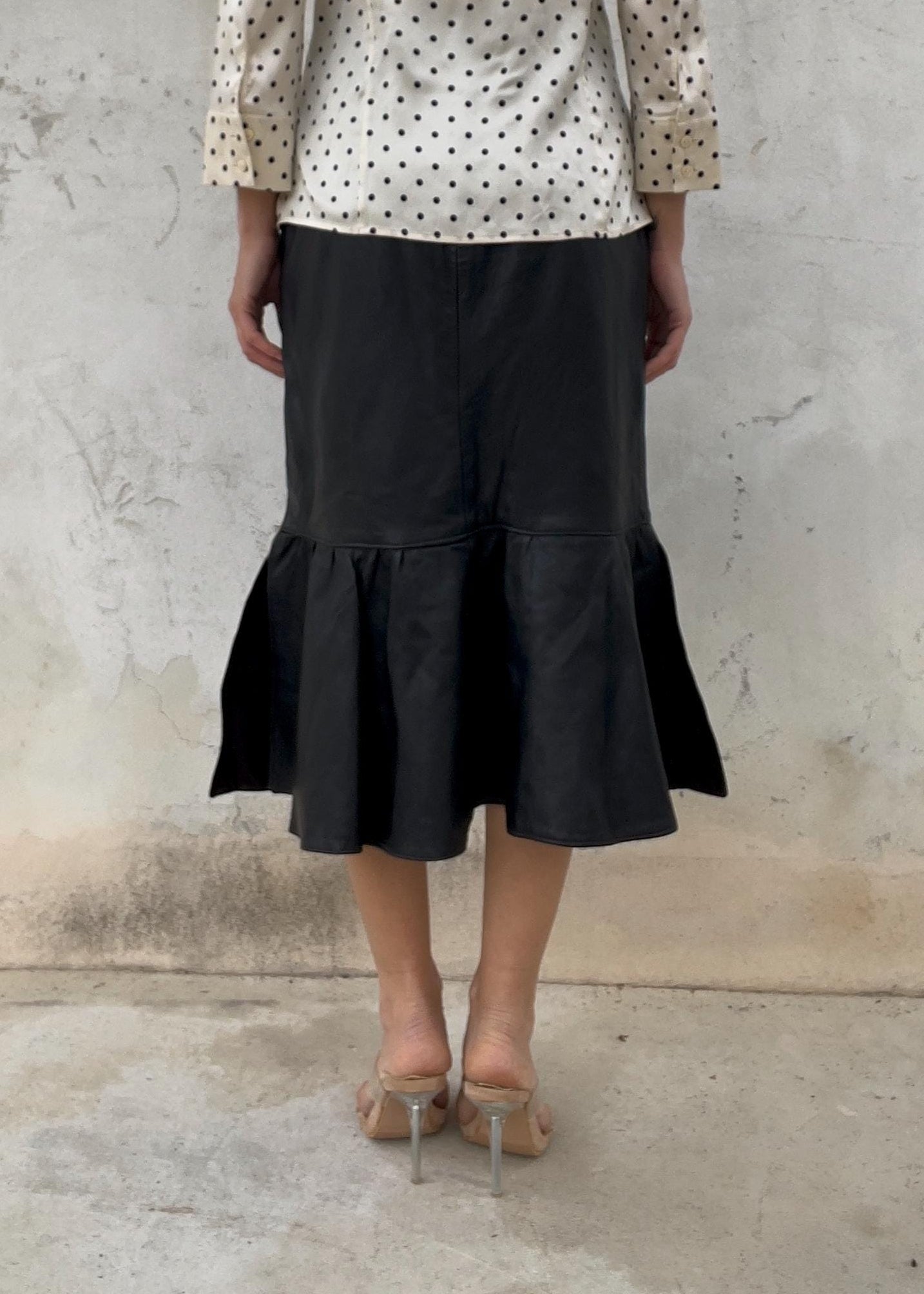 Gonna pelle nera con balza al fondo