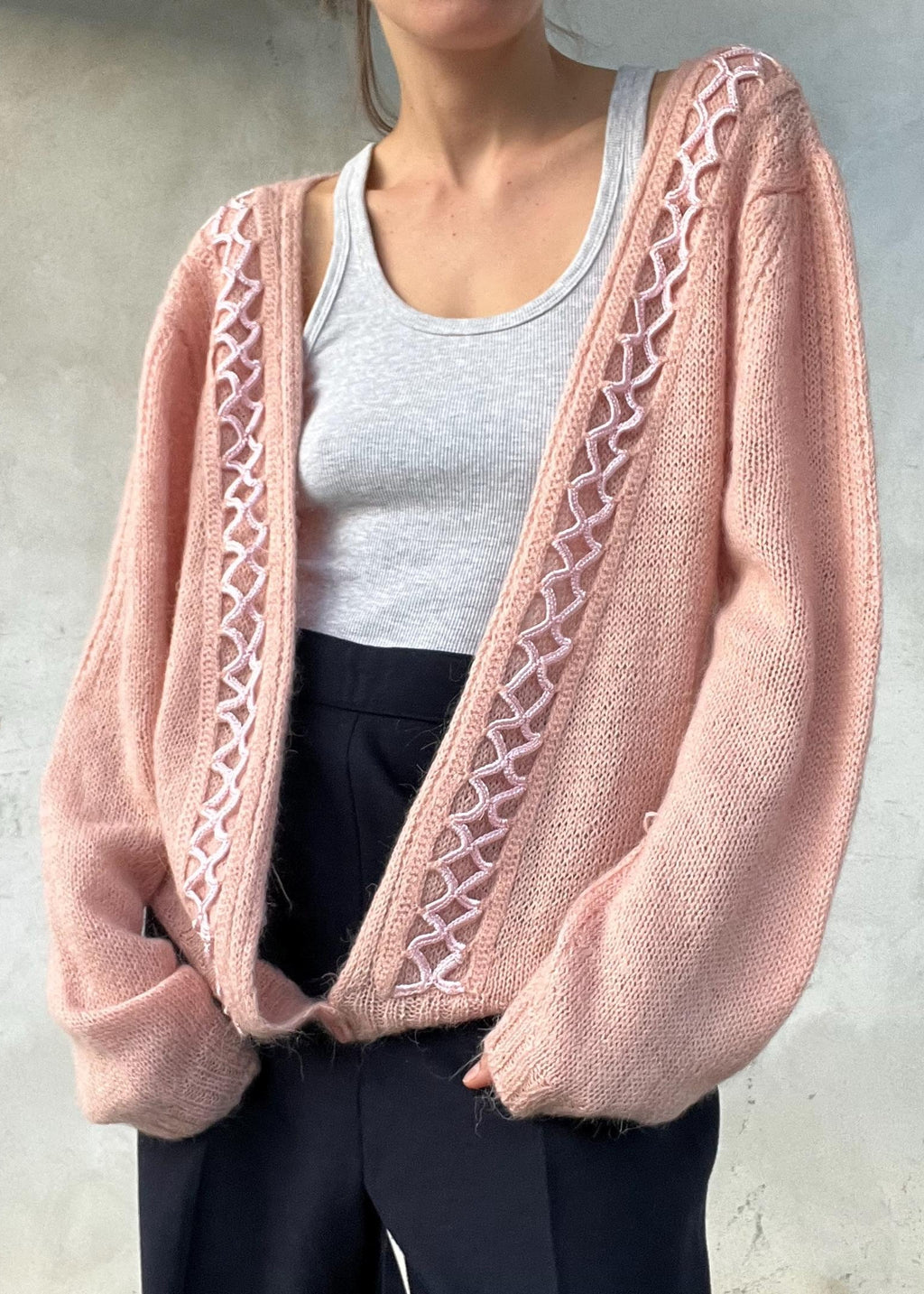 Cardigan vintage rosa con intreccio