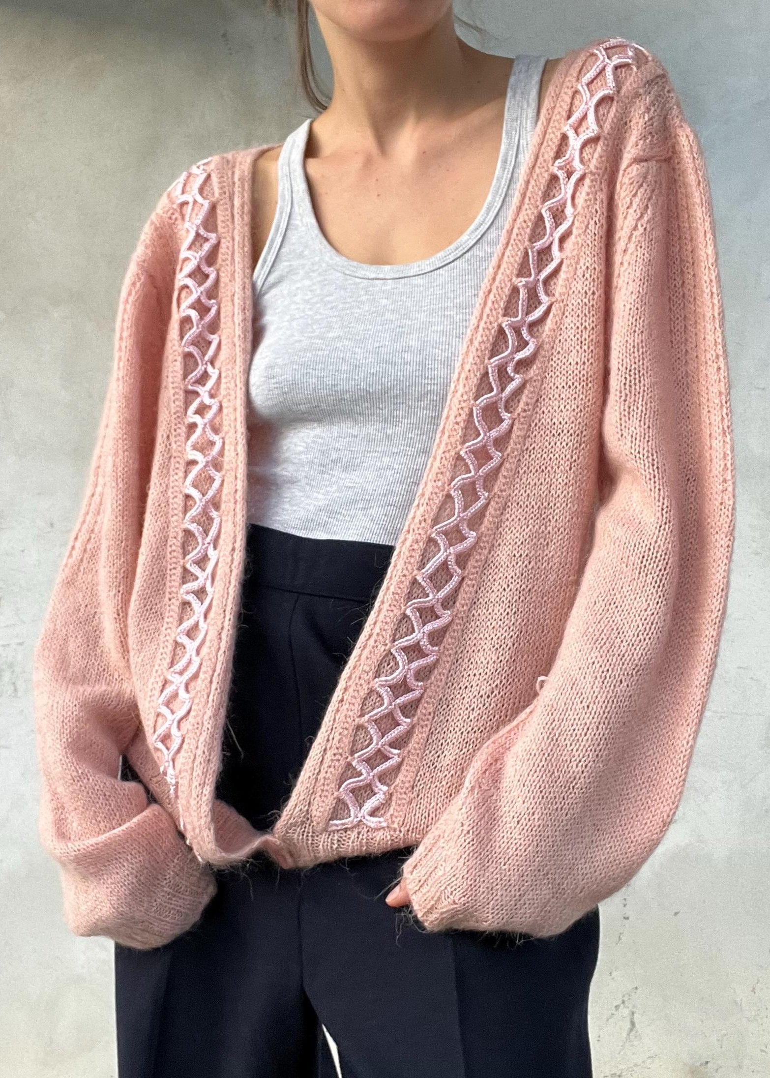Cardigan vintage rosa con intreccio