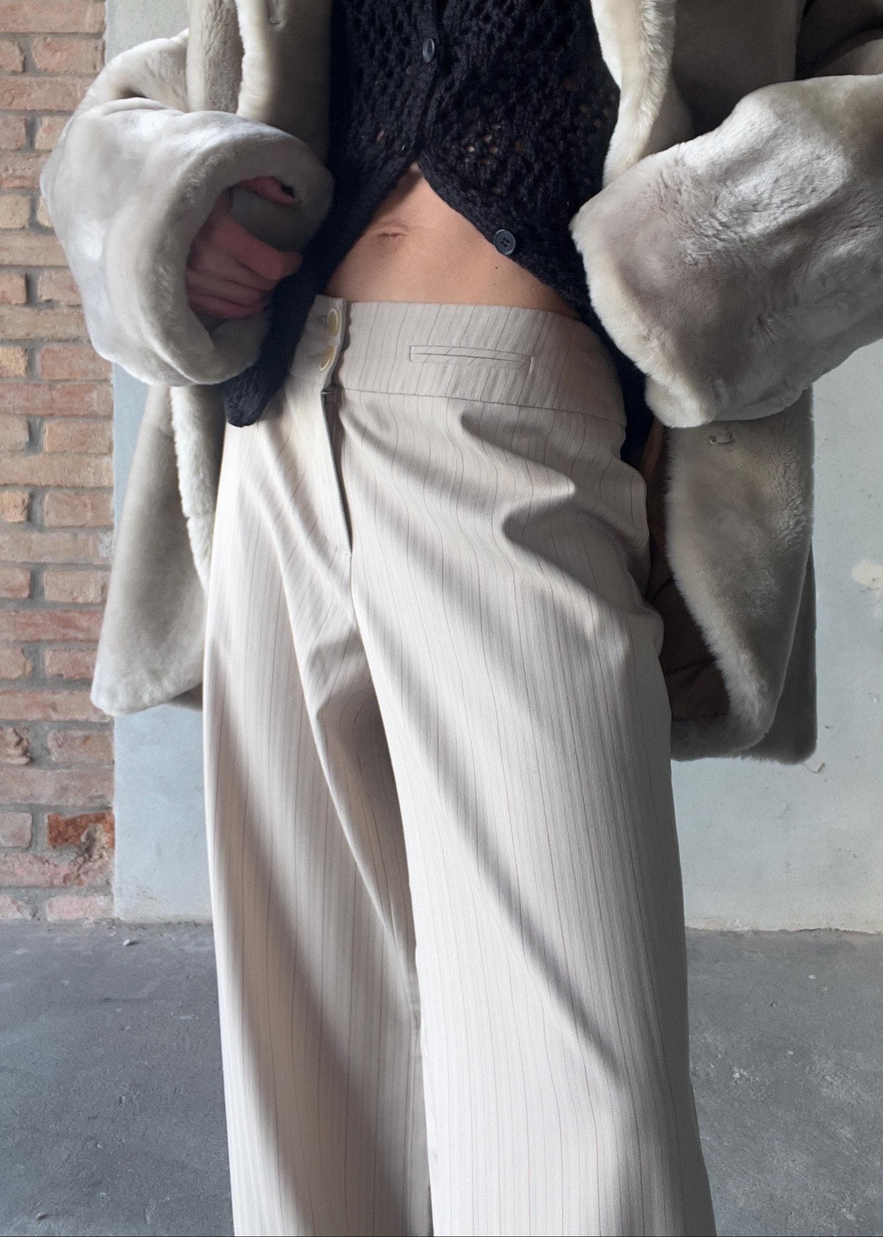 Pantaloni chiari gessati ampi