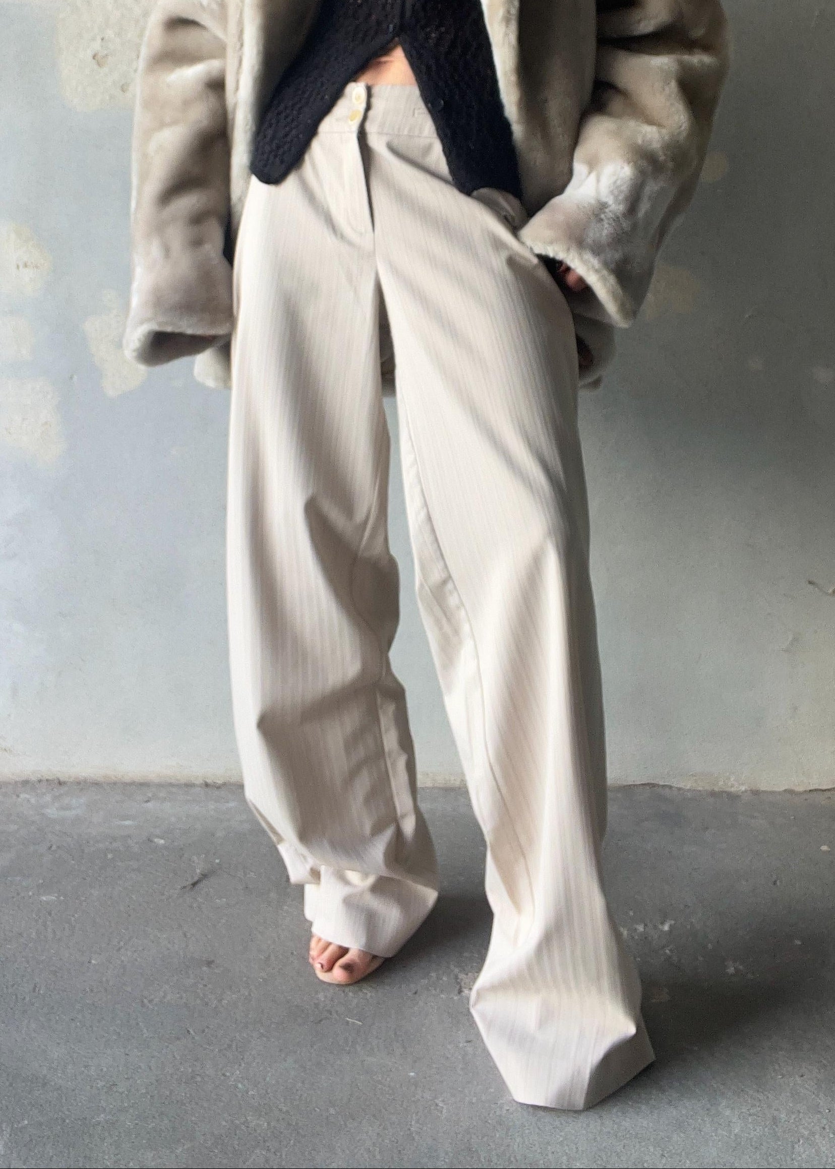 Pantaloni chiari gessati ampi