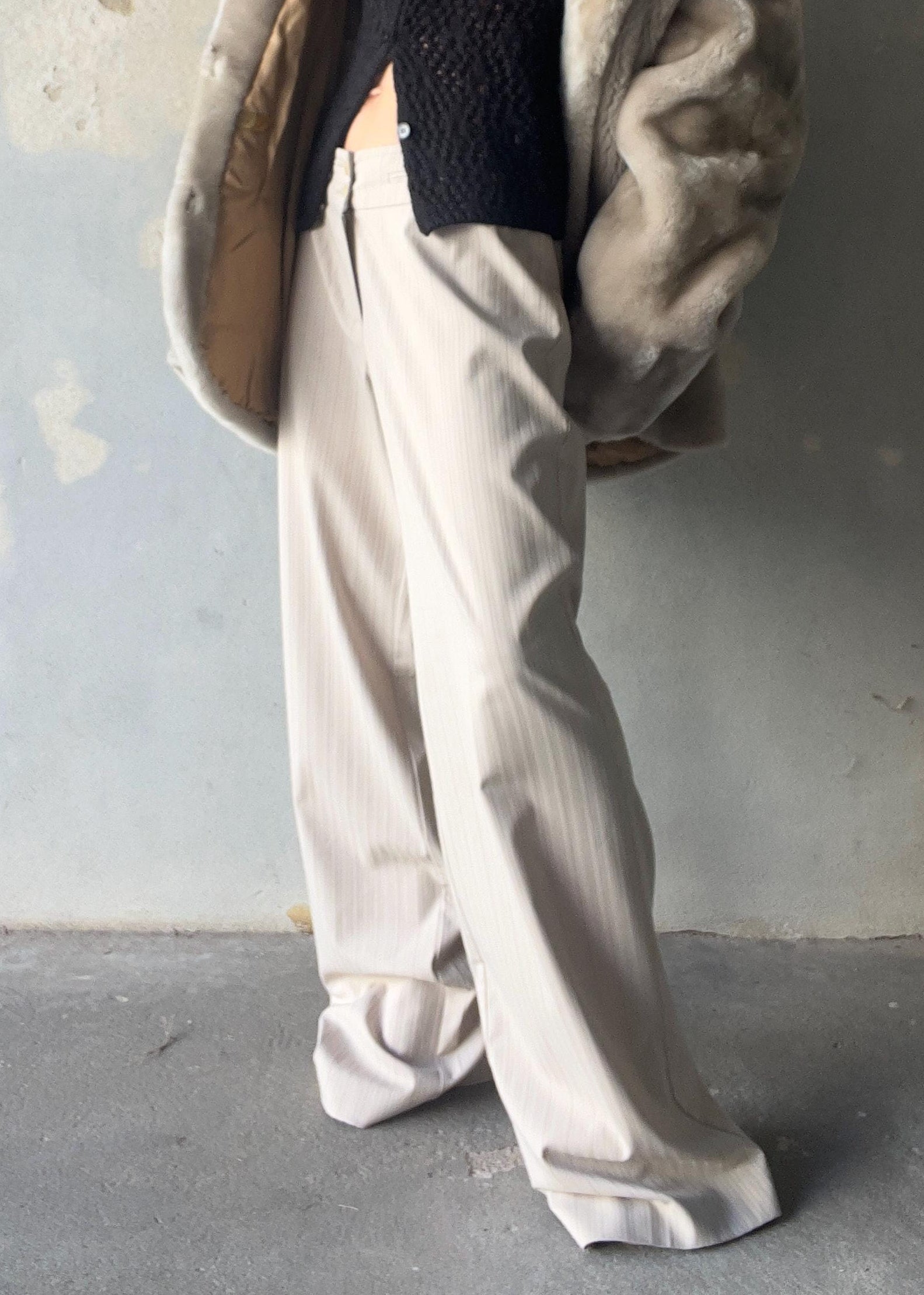 Pantaloni chiari gessati ampi