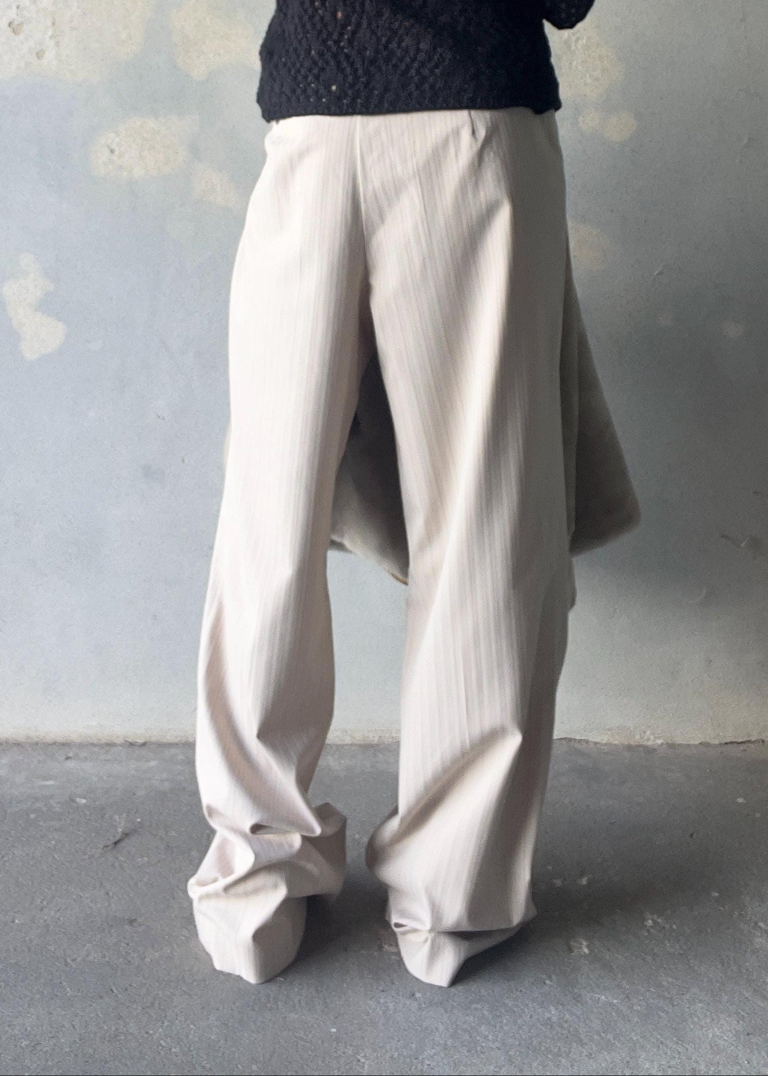 Pantaloni chiari gessati ampi